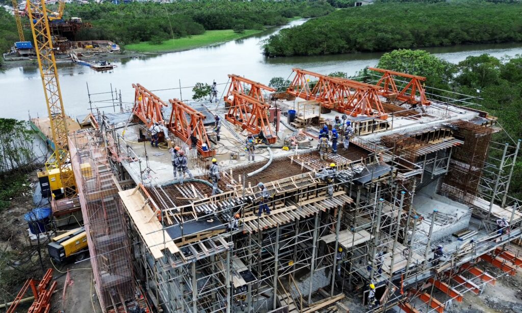 Com 160 metros, principal vão da Ponte Joinville começa a ser construído com o método de balanço sucessivo