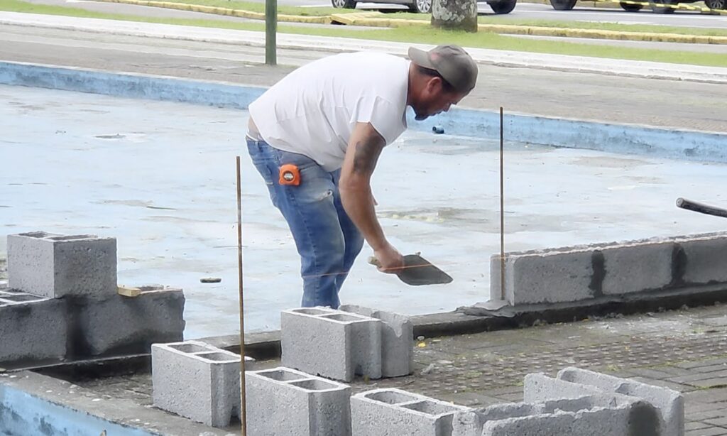 Praça Dario Salles recebe obras para instalação de atração do Natal no espelho d’água